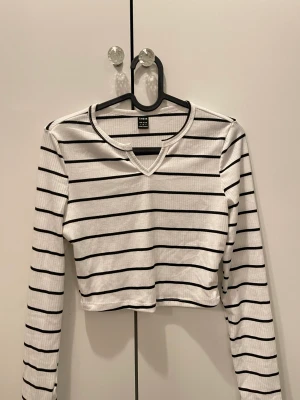 långärmad tröja - långärmad tröja från shein använd ett fåtal gånger. I storlek S 🙌❤️