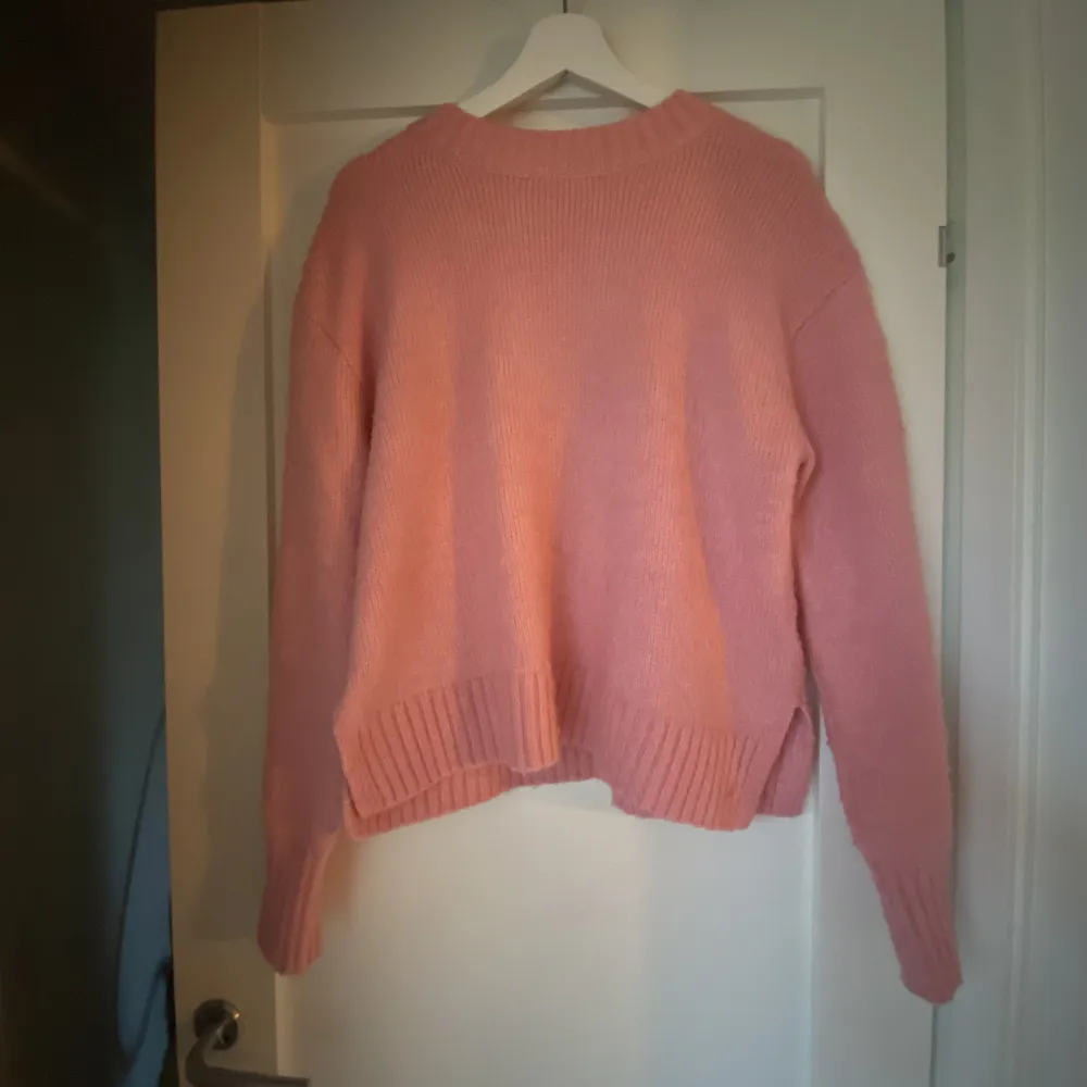 säljer denna stickade rosa tröja från hm. 💗💞💘 tröjan säljs inte längre på deras hemsida. trots att den är gammal så är den i fint skick! ☺️. Stickat.