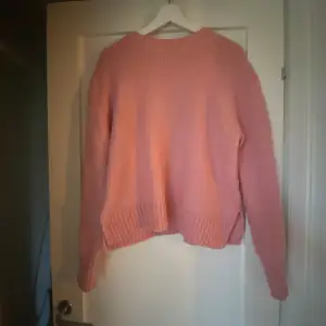 säljer denna stickade rosa tröja från hm. 💗💞💘 tröjan säljs inte längre på deras hemsida. trots att den är gammal så är den i fint skick! ☺️