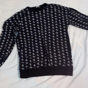 Ck - Säljer CK kofta för 400 äkta använd några gånger inga hål den är bra 