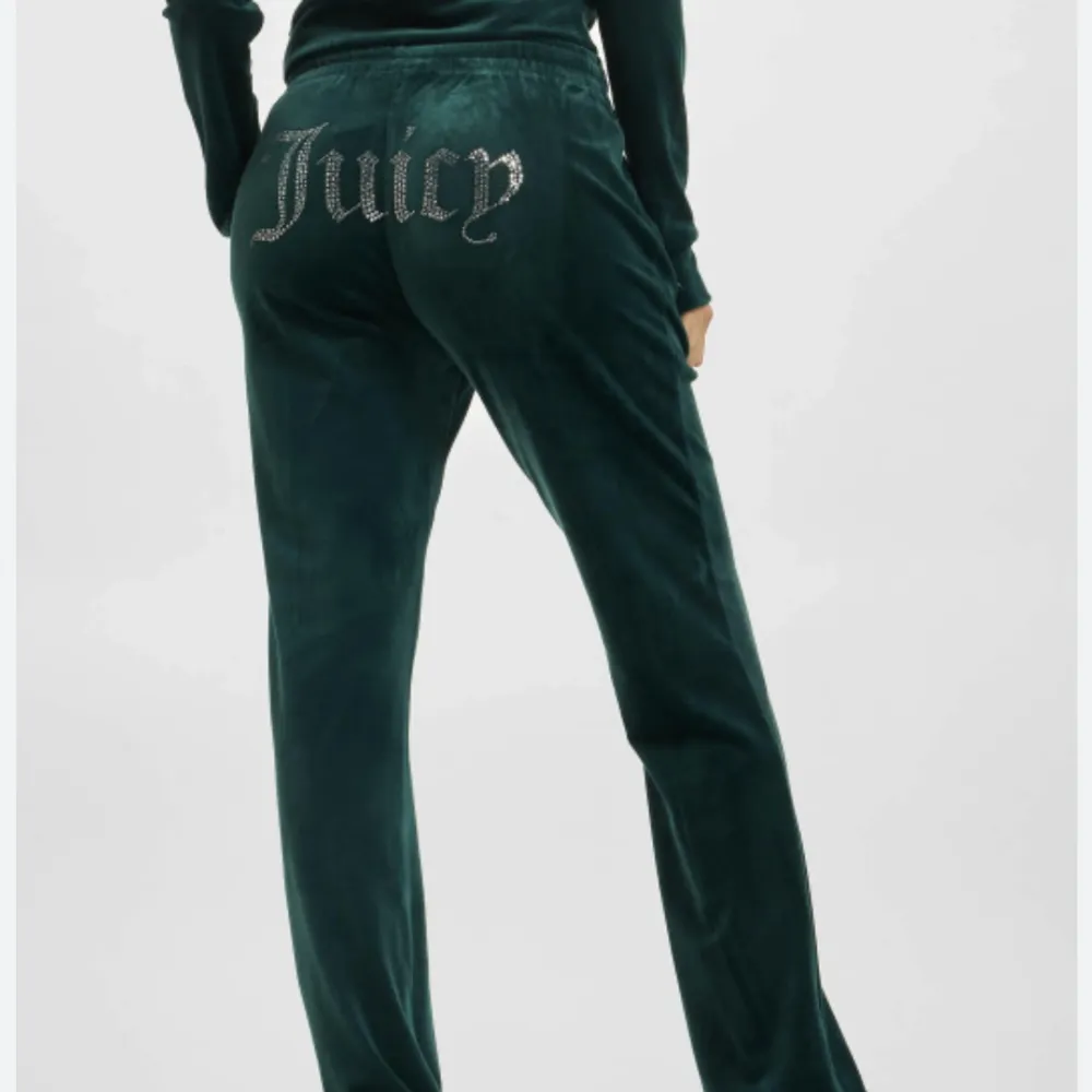 Säljer mina juicy byxor i färgen mörkgrön, alla stenar sitter kvar och är i ett bra skick. Jeans & Byxor.