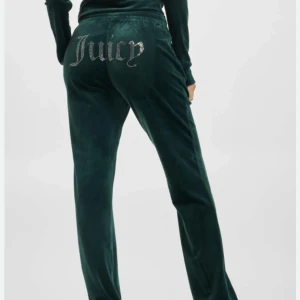 Juicy couture  - Säljer mina juicy byxor i färgen mörkgrön, alla stenar sitter kvar och är i ett bra skick