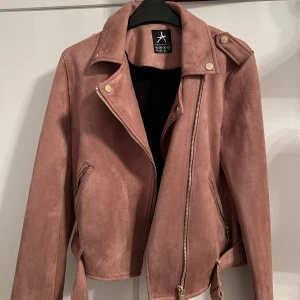 Puderrosa vårjacka - En väldigt snygg puder rosa vårjacka. , i sammet material. Aldrig använd. Storlek 38