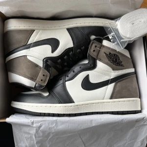 Jordan 1 high - Air Jordan 1 retro high OG ”mocha dark”  helt nya i lådan säljer pga behov av pengar. Fråga för fler bilder, priset går att diskutera vid snabb affär. 