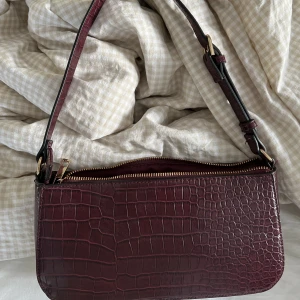 Väska lindex - Superfin vinröd/lila väska från Lindex. Knappt använd och i superbra skick! 💘💘