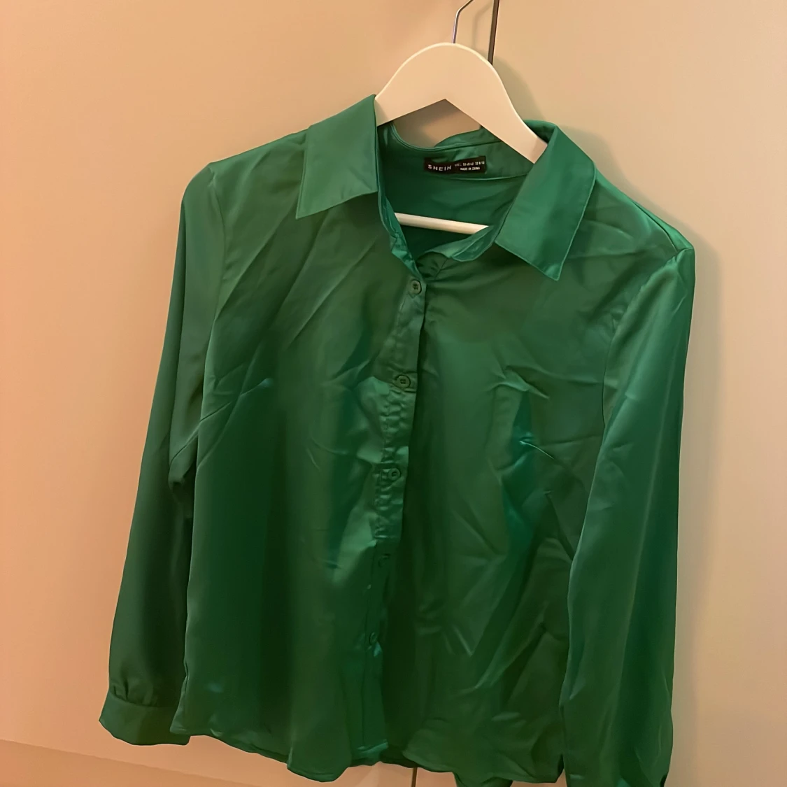 Väldigt fin stark grön skjorta - 90