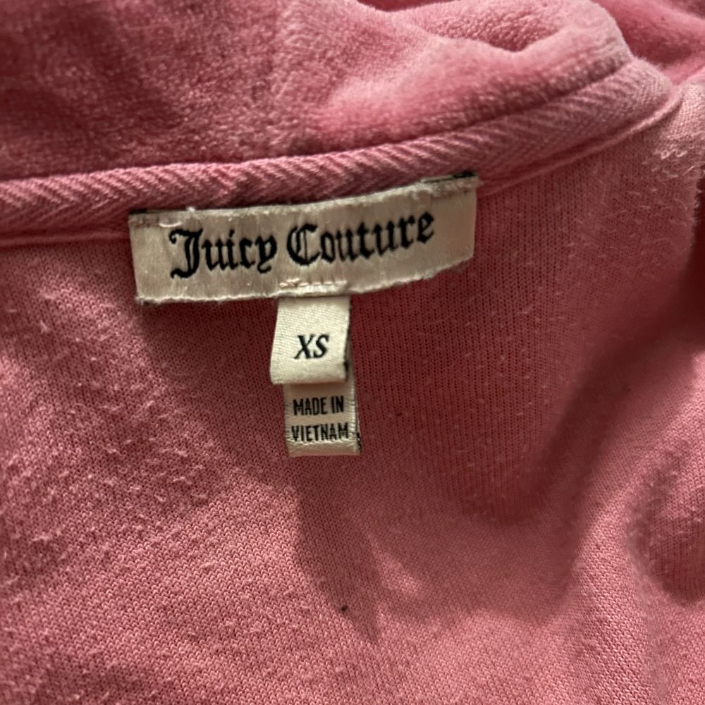 Jag säljer min Juciy couture tröja då den bara ligger i garderoben. Den ha använts en del men ser fräsch ut. Tröjor & Koftor.