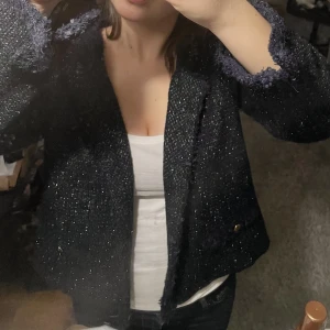 Glittrig kofta  - Så fin mörkblå kofta med glitter! Har även supersnygga detaljer med guld. Bilderna är inte så bra, kan skicka bättre i dm om det önskas. 