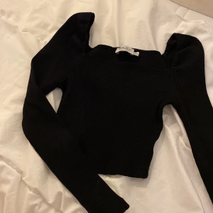 Svart topp från NA-KD  - Svart topp från NA-KD i mycket bra skick. Strl xxs. Säljer för 60kr + frakt🥰