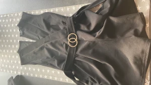 Jumpsuit från Fanny - Säljer min jumpsuit från Fanny, använd en gång på en skolavslutning. Nypris oklart säljer för 100kr