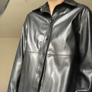 Skinnjacka weekday  - Cool skinnjacka/skjorta från weekday. Använd ett fåtal gånger. Ganska stor i storleken. 