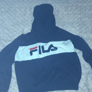 Fila tröja - Fin fila tröja, nyskick och knappt använd. Säljer för jag inte använder.
