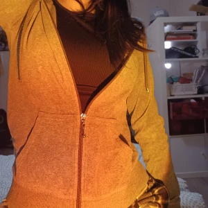 Grå zip up - Väldigt fin tröja från cubus, används sällan Storlek: xs