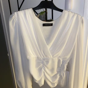 Vit blus - Jättefin vit topp, köpt här på Plick men lite använd💞