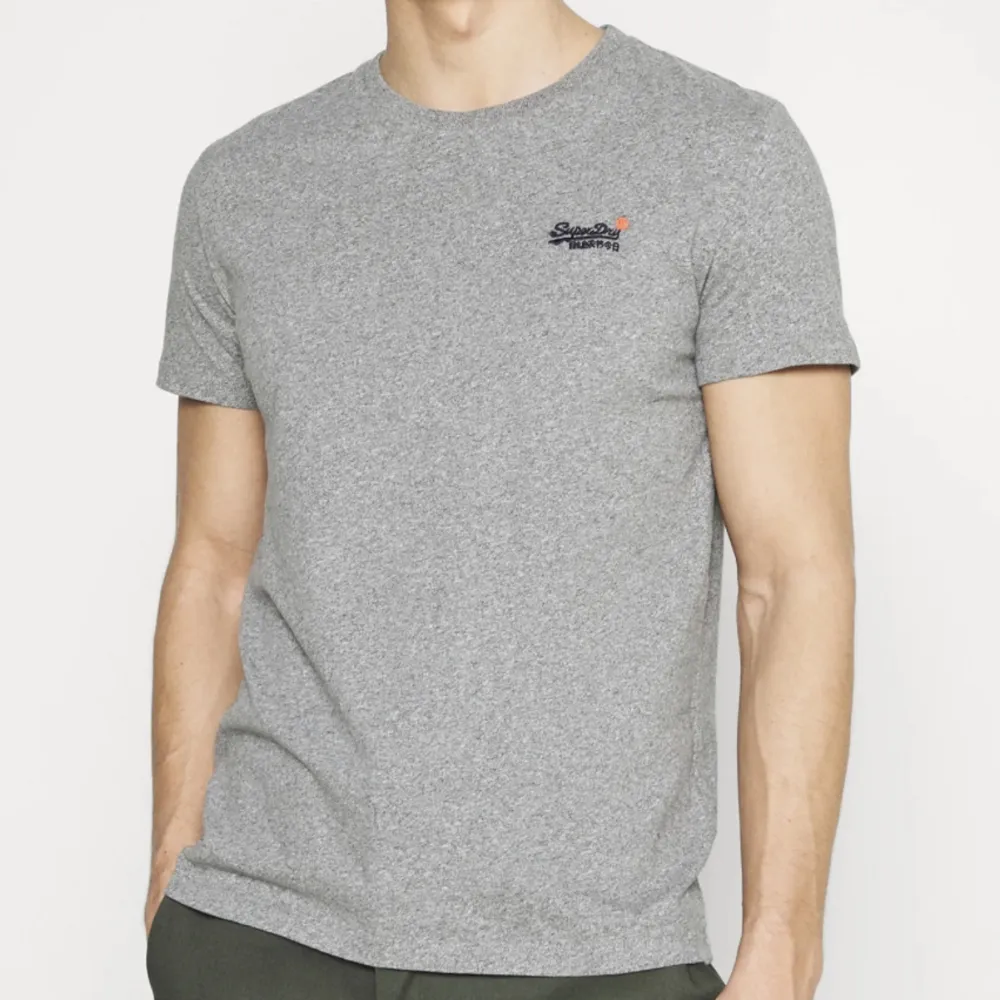 SuperDry T-Shirt Grå, knappt använd💯 Storlek: Small Färg: Grå  Märke: SuperDry. T-shirts.