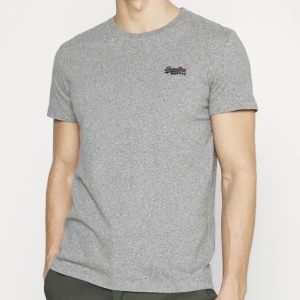 SuperDry T-Shirt - SuperDry T-Shirt Grå, knappt använd💯 Storlek: Small Färg: Grå  Märke: SuperDry