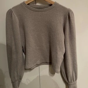 Stickad tröja - Jättefin grå/beige stickad tröja i strl XS🌸