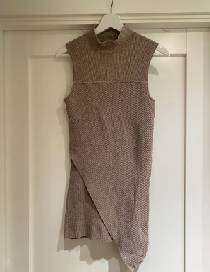 Beige klänning från Topshop - Beige stickad klänning från topshop. 80% bomull. Storlek 36. Skick som ny.