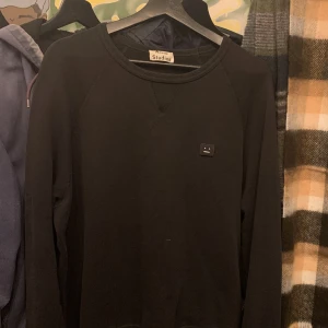 Acne Studios tröja - Acne tröja, Storlek M. Originalpris 2000kr. Kolla gärna in mina andra kläder jag säljer :)