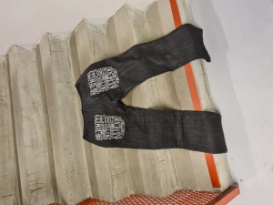 G-Unit jeans, y2k style - Här har vi ett par gråa G-Unit jeans i storlek 33. De är i fint skick och endast anända ett fåtal gånger. Passar både män & kvinnor