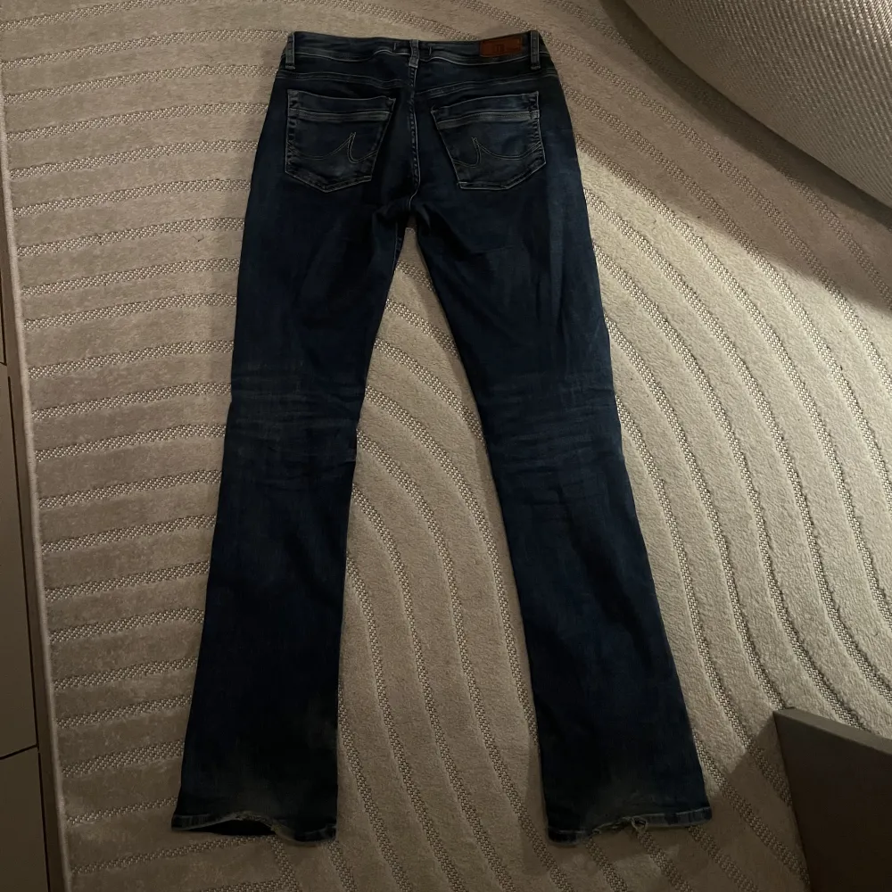 Assnygga lågmidjade jeans från Ltb i modellen valerie. Lite slitna längst ner men inte använda så mycket. Säljer då dom ej kommer till användning. Nypris 800. Jeans & Byxor.