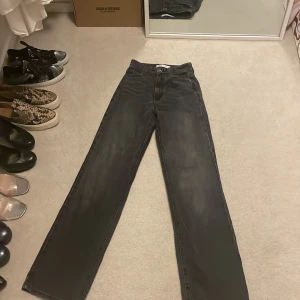 Grå Zara jeans - Favorit jeans från zara som tyvärr är för små för mig, väldigt bra skick 💕