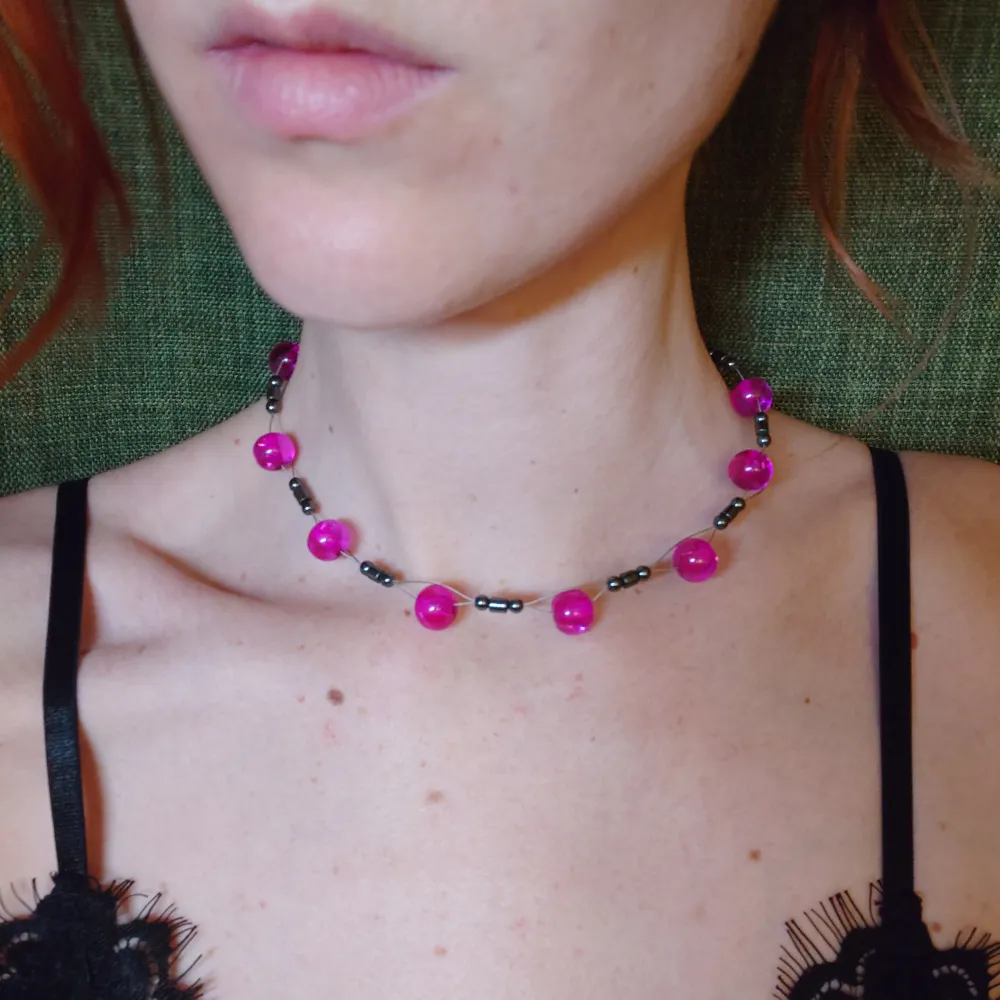 Unikt rockigt rosa svart halsband med kulor som sitter snyggt runt halsen utan att vara för tight! Finns passande örhängen till som är nya och oanvända. Även ett liknande halsband med flerfärgade kulor.. Accessoarer.