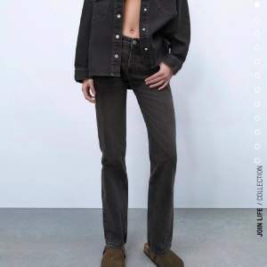 Super fina Mid Rise jeans från Zara. Säljs inte på hemsidan längre. Superbra skick. Köparen står för frakten💓