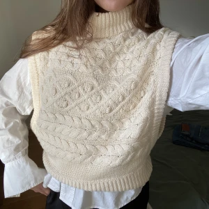 Stickad väst  - Beige stickad väst som varit så populär! Skitsnygg att matcha till en vit stickad som jag gjorde men även till en lite oversized t-shirt🫶🏼köparen står för frakten som kostar 66kr!