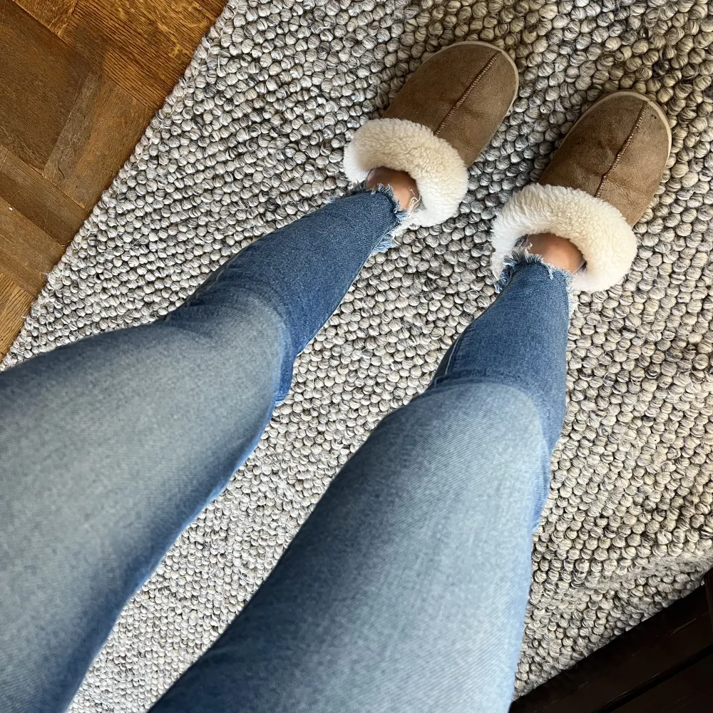 Midwaist jeans från river island med slitningar nertill, super stretchiga och skönt material! Storlek 34. Jeans & Byxor.