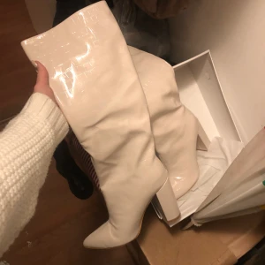 Beiga stövlar  - Skitsnygga beiga stövlar med klack och spetsig tå. Helt oanvända då de tyvärr vart för små för mig 💔 de är ljusbeige med skinimmitation. De sitter pösigare desto högre upp men ingen risk för att kasa ner då de är tjocka i materialet. Är inte helt säker på att jag vill sälja de än, men vill se intresset.  