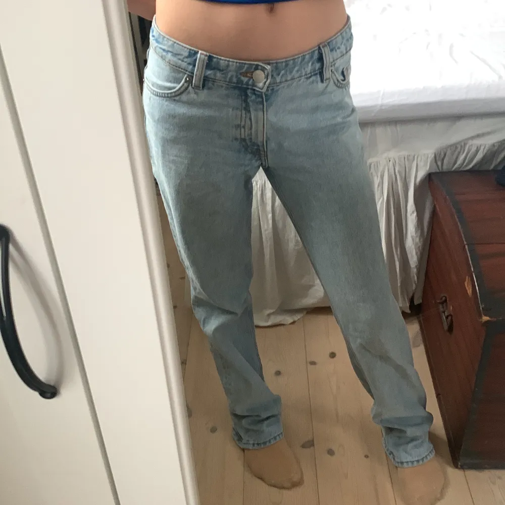 Säljer dessa snygga lågmidjade jeans från monki, dom är ljusblåa och i jättebra skick! Modellen är lite baggy aktig, kolla bild 2💕klicka Inge på ”köp direkt” !!. Jeans & Byxor.