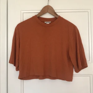 Orange magtröja - Från monki. Köpt second hand, men fint skick. 