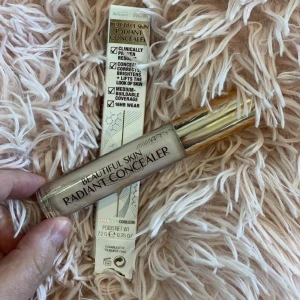 Charlotte tillbury concealer 1fair - Ny concealer från Charlotte tillbury, köpt på sephora i Spanien 5/1-2023. Testad en gång men faller mig inte i smaken, kvar i förpackningen.  Nypris: ca 370kr. Pris kan diskuteras 😊