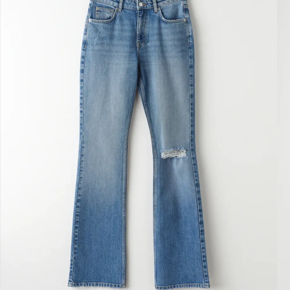 Säljer desssa lågmidjade jeansen från Gina då de inte kommer till användning längre. De är helt nya och oanvända så inga defekter💗. Jeans & Byxor.