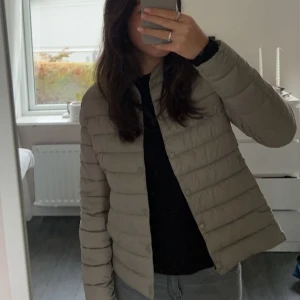 Biege jacka - Säljer denna supersnygga jackan!! Aldrig använd, därför i väldigt bra skick. Perfekt nu till våren!! Storleken är 40 men den är liten i storleken, så den passar mig som vanligtvis har S.