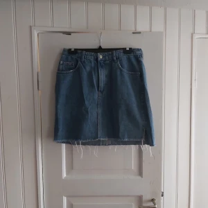 Jeanskjol - Mellanblå jeanskjol från H&M - aningen liten i storlek 