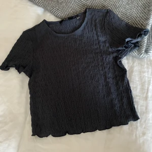 Söt Veromoda topp - Jättesöt topp köpt på veromoda, helt oanvänd. Hör av dig vid funderingar, kram Ebba 