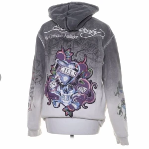 ED HARDY HOODIE - Jättefin hoodie från Ed hardy som jag säljer för att det inte är min stil längre! De är några få stenar som försvunnit på baksidan men inget som märks!💕