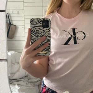 Calvin Klein t-shirt - En t-shirt som är i fint skick!⭐️ Köparen står för frakt 📦 