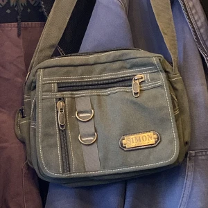 Armé axelväska  - Grön Armé axelväska. 25 cm bred och många fickor.