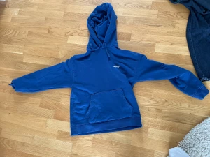 Levis relaxed hoodie (S) - En riktigt fin hoodie till våren. Blivit för liten för mig tyvärr men den är i galant skick.   Pris 300kr