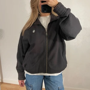 Weekday zip up - (Ljuset får tröjan att se fläckig ut)Zip up tröja i tjockt material. Oversized på mig och uppvikt i mudden. Tyget har en urtvättad look och tröjan är i väldigt bra skick. Köptes för 600kr på weekdays hemsida. Storlek S HERR. 69kr spårbar frakt tillkommer🫶