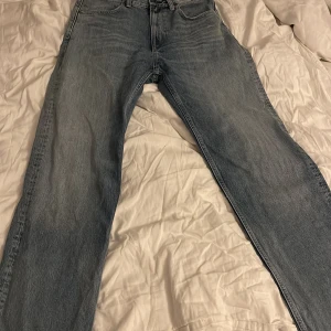 G-Star jeans  - Ett par snygga mörk blå jeans från g-Star, storlek 30/34. Köpta för 1100 men säljs då jag har växt ur dom.