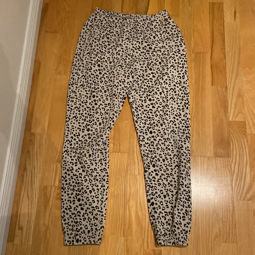 Leopard mönstrade sweatshirt byxor i storlek 164. Stor i storleken. Dem är i fint skick, endast använda få gånger.. Jeans & Byxor.
