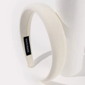 Vit diadem  - Säljer detta helt nya vita diademet. 30 kr + frakt