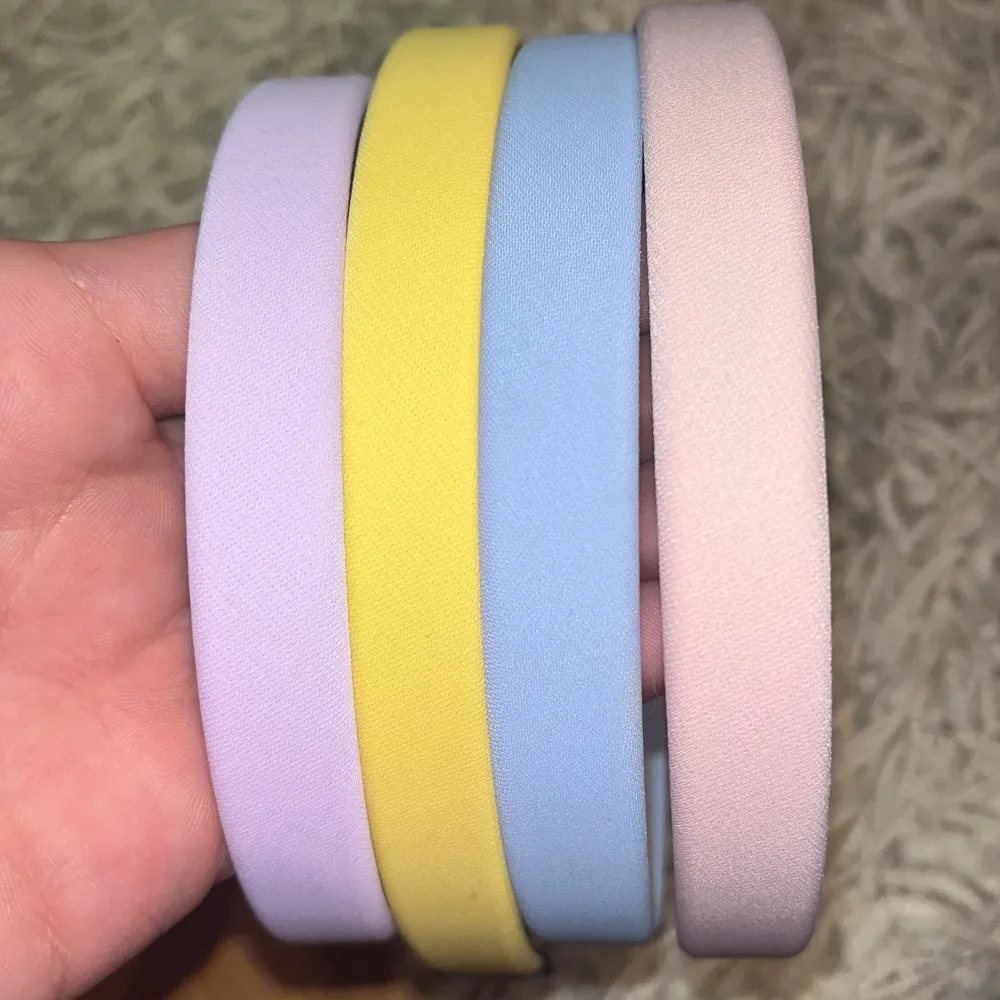 4 styckna jättesnygga hårband med pastellaktiga färger ( alla för 70) . Accessoarer.