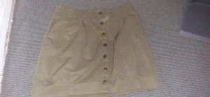 Kjol - Bilig köpte för q50 säljer 25 har haft den i 3 mån men är inte min still mer info kontakta