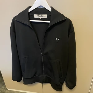 Comme des Garcons Zip - COMME des GARCONS Play Zip Tröja i utmärkt skick. Storlek L.