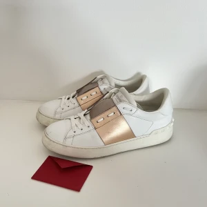 Valentino skor - Valentino skor i strl 36 - skriv om du har frågor eller vill ha fler bilder 🙌🏼